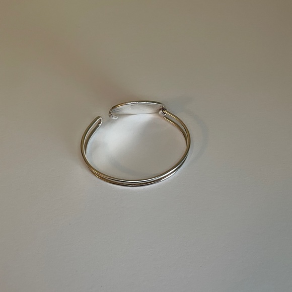 Tiffany & CO. Sterling Silver Oval ID Bangle, Medium Engravable initials - Picture 4 of 16